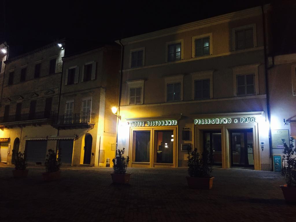 Hotel Pellegrino E Pace لوريتو المظهر الخارجي الصورة